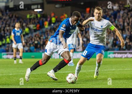 September 2025. Glasgow, Großbritannien. Rangers FC spielte KRC Genk im Ibrox-Stadion in Glasgow Schottland in einem Ligaspiel der Europa League. Das Endresultat waren die Rangers 0 - 1 KRC Genk. Djeidi Gassama (R23) und Bryan Heynen (G8) treten um den Ball an.Credit: Findlay/Alamy Live News Stockfoto