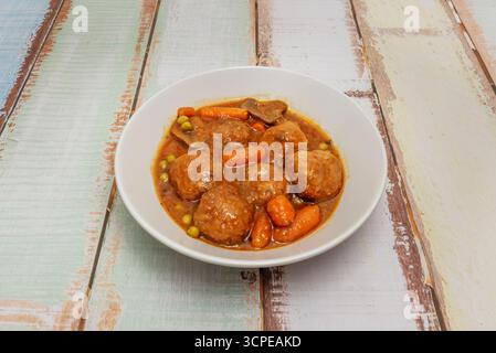 Vegetarische Linsen- und Haferfleischbällchen in einer Tomaten- und Basilikumsauce, serviert über Fusilli-Pasta mit Ricotta-Käse bestreut Stockfoto
