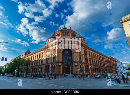 Neoromanisches Postfuhramt-Gebäude an der Oranienburger Straße, ein markantes Wahrzeichen aus dem 19. Jahrhundert in Berlin Mitte. Stockfoto