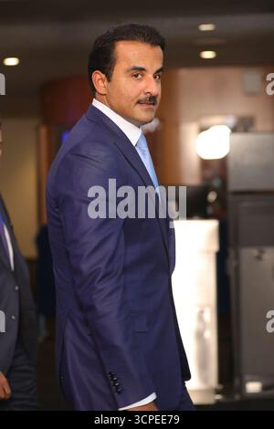 NEW YORK, NEW YORK – 23. SEPTEMBER: Scheich Tamim bin Hamad Al Thani, Emir des Staates Katar, nimmt am 23. September 2025 an der 80. Tagung der Generalversammlung der Vereinten Nationen im Hauptquartier der Vereinten Nationen Teil. Der katarische Führer nahm an der Debatte auf hoher Ebene Teil und sprach sich mit globalen Herausforderungen und Katars Rolle bei der Förderung von Dialog, Vermittlung und internationaler Zusammenarbeit aus. (Foto: Giada Papini Rampelotto/EuropaNewswire) Stockfoto