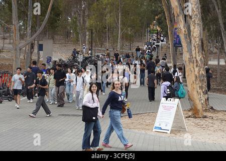 La Jolla, Usa. September 2025. Studenten gehen auf den Campus, während die University of California, San Diego den ersten Unterrichtstag für das neue akademische Jahr an der UC San Diego beginnt. Quelle: SOPA Images Limited/Alamy Live News Stockfoto