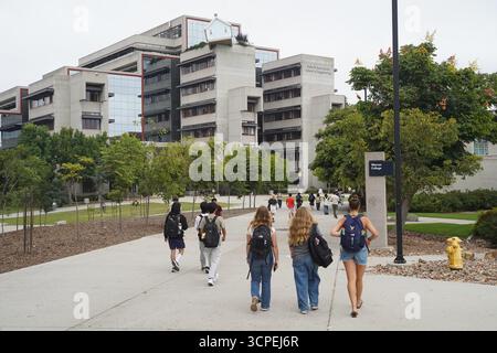 La Jolla, Usa. September 2025. Studenten gehen auf den Campus, während die University of California, San Diego den ersten Unterrichtstag für das neue akademische Jahr an der UC San Diego beginnt. Quelle: SOPA Images Limited/Alamy Live News Stockfoto