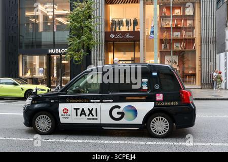 TOKIO, JAPAN - 16. Januar 2025: StaTaxi auf einer Hauptstraße in Tokios Ginza-Viertel. Es gibt einen Hublot und einen Loro Piana Laden auf der Straße. Stockfoto