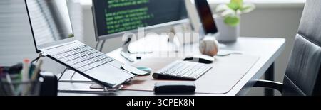 Moderner Office Workspace Mit Computermonitoren, Die Programmiercode Anzeigen Stockfoto