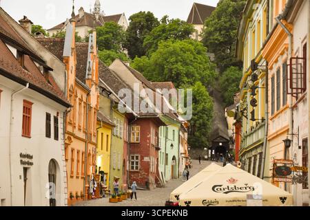 Kopfsteinpflasterstraßen und farbenfrohe Häuser in Sighisoara Stockfoto
