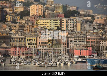 Blick auf Genua mit farbenfrohen Häusern, Booten und dem Meer Stockfoto