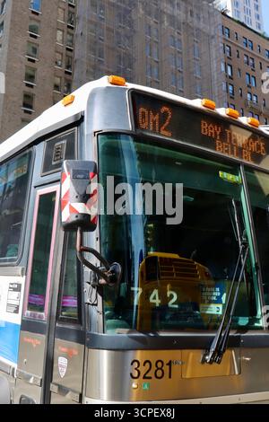New York City Bus in Midtown Manhattan Traffic, New York, September 2025 Stockfoto