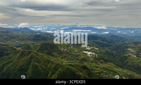 Luftdrohne von Ackerland und Dorf von Bauern in den Bergen. Borneo, Sabah, Malaysia. Stockfoto
