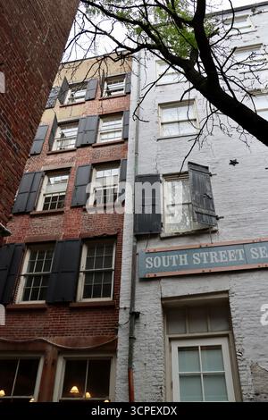 Alte Gebäude aus dem 18. Und 20. Jahrhundert rund um Cannon's Walk am South Street Seaport, Manhattan, New York, September 2025 Stockfoto