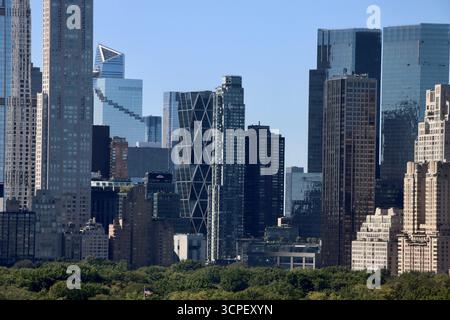 Gebäude um Columbus Circle und Central Park South in Manhatttan, New York, September 2025 Stockfoto