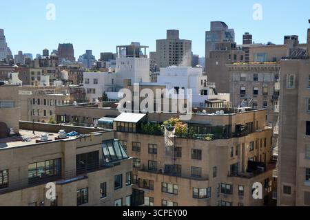 Luftaufnahme der Dächer und Balkone der Upper East Side von East 84th Street, Manhattan, New York, September 2025 Stockfoto
