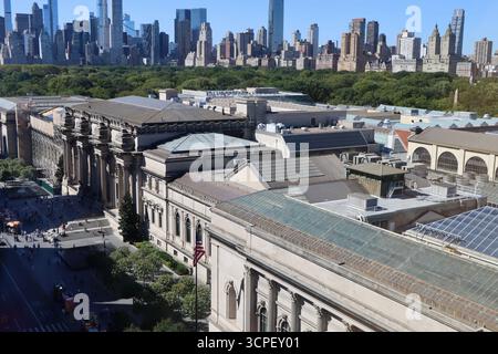 Gebäude rund um den Columbus Circle und Central Park South über dem Dach des Metropolitan Museum and Central Park, New York, September 2025 Stockfoto