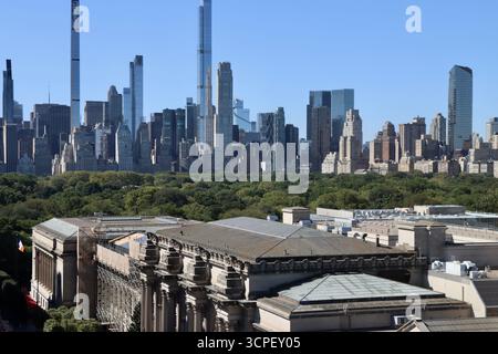 Gebäude rund um den Columbus Circle und Central Park South über dem Dach des Metropolitan Museum and Central Park, New York, September 2025 Stockfoto