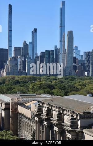 Gebäude rund um den Columbus Circle und Central Park South über dem Dach des Metropolitan Museum and Central Park, New York, September 2025 Stockfoto
