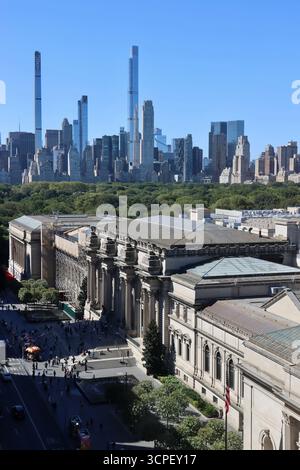 Gebäude rund um den Columbus Circle und Central Park South über dem Dach des Metropolitan Museum and Central Park, New York, September 2025 Stockfoto