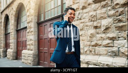 Glücklich, Anwalt und auf der Straße mit Telefonanruf für Mandantenklagen, Kommunikation und Vergleichsvereinbarung. Gerichtsverfahren, Mann und mobile Diskussion Stockfoto