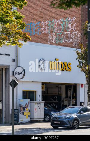 Midas-Garagenfassade mit Logo und Graffiti an der Backsteinmauer in Leuven, Belgien Stockfoto