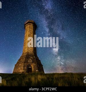 Portesham, Dorset, Großbritannien. September 2025. Wetter in Großbritannien: Die Sterne der Milchstraße leuchten hell am klaren Nachthimmel über dem Hardy Monument bei Portesham in Dorset. Das teleskopförmige Denkmal wurde 1844 in Gedenken an Vizeadmiral Sir Thomas Masterman Hardy errichtet, der Flaggenkapitän der HMS Victory in der Schlacht von Trafalgar war. Bildnachweis: Graham Hunt/Alamy Live News Stockfoto