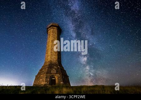 Portesham, Dorset, Großbritannien. September 2025. Wetter in Großbritannien: Die Sterne der Milchstraße leuchten hell am klaren Nachthimmel über dem Hardy Monument bei Portesham in Dorset. Das teleskopförmige Denkmal wurde 1844 in Gedenken an Vizeadmiral Sir Thomas Masterman Hardy errichtet, der Flaggenkapitän der HMS Victory in der Schlacht von Trafalgar war. Bildnachweis: Graham Hunt/Alamy Live News Stockfoto