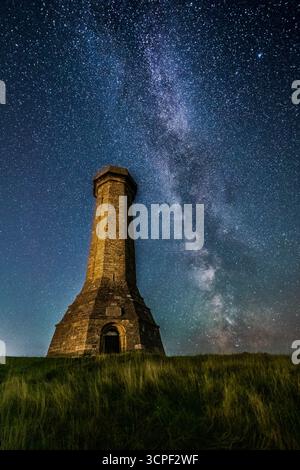 Portesham, Dorset, Großbritannien. September 2025. Wetter in Großbritannien: Die Sterne der Milchstraße leuchten hell am klaren Nachthimmel über dem Hardy Monument bei Portesham in Dorset. Das teleskopförmige Denkmal wurde 1844 in Gedenken an Vizeadmiral Sir Thomas Masterman Hardy errichtet, der Flaggenkapitän der HMS Victory in der Schlacht von Trafalgar war. Bildnachweis: Graham Hunt/Alamy Live News Stockfoto