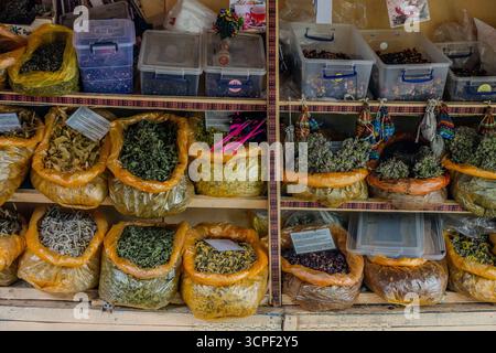Große Tüten mit getrockneten Kräutern, Blumen und Teeblättern werden in den Regalen eines lokalen Marktstandes in Aserbaidschan ausgestellt. Stockfoto