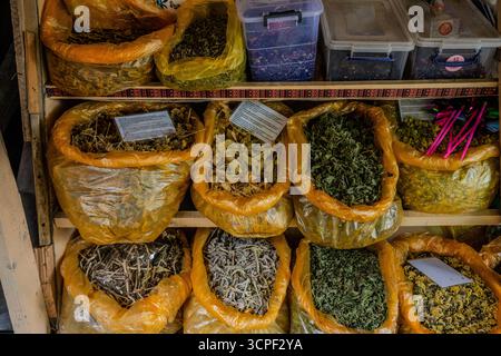 Große Plastiktüten gefüllt mit getrockneten Kräutern, Blumen und Teeblättern werden an einem lokalen Marktstand in Aserbaidschan verkauft. Stockfoto