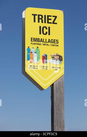 Ein französisches Informationsschild für Recycling. Stockfoto