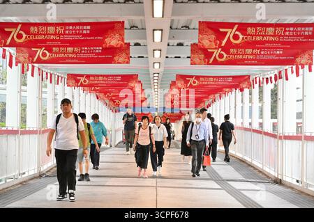 Hongkong, China, 25. September 2025. Die Straßen sind mit feierlichen Bannern geschmückt, die am 25. September 2025 in Hongkong den 76. Jahrestag der Gründung der Volksrepublik China begrüßen. Credit: Li Zhihua/China News Service/Alamy Live News Stockfoto