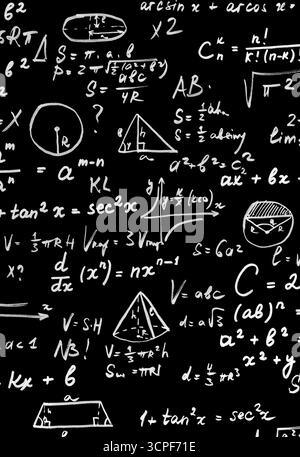 Handgeschriebene wissenschaftliche Formeln und Gleichungen auf dunklem Hintergrund, perfekt für Bildung, Forschung und intellektuelle Projekte. Stockfoto