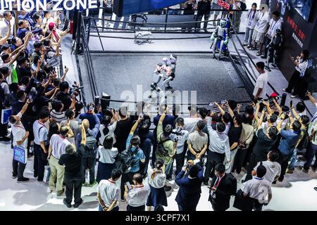 Peking, Chinas Provinz Zhejiang. September 2025. Besucher sehen einen humanoiden Roboterboxwettbewerb auf der 4. Global Digital Trade Expo in Hangzhou, ostchinesischer Provinz Zhejiang, 25. September 2025. Die 4. Global Digital Trade Expo, eine Veranstaltung zur Förderung des digitalen Handels und der industriellen Zusammenarbeit zwischen Partnern, fand am Donnerstag in Hangzhou statt, an der mehr als 1.800 Aussteller teilnahmen. Quelle: Xu Yu/Xinhua/Alamy Live News Stockfoto