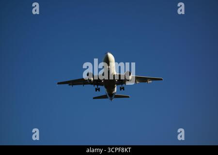 Ein Flugzeug im Endanflug zur Landung Stockfoto