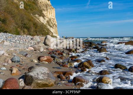 Kreidefelsen mit Steinstrand auf der Insel Rügen an der Ostsee Stockfoto