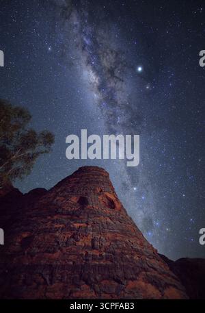 Die Milchstraße über der einzigartigen Landschaft der Bungle Bungles (Purnululu National Park), Kimberley Regions, Western Australia. Stockfoto