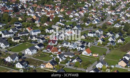 Wohngebiet in der Gemeinde Moetzingen. Moderne Einfamilienhäuser auf großzügigen Grundstücken. Luftaufnahme. Moetzingen, Baden-Württemberg, Deutschland Stockfoto