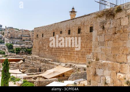 Altes Steinmauerwerk der Westmauer (Kotel), das über archäologischen Ausgrabungen in Jerusalem, Israel, ragt. Stockfoto