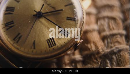 Makroaufnahme der Antique Pocket Watch mit römischen Ziffern und laufendem Sekunden- und Minutenzeiger. Elegantes Retro-Design Für Nostalgische Atmosphäre. Das Konzept des Zeitvertreibens, der Geschichte und des Erbes. Stockfoto