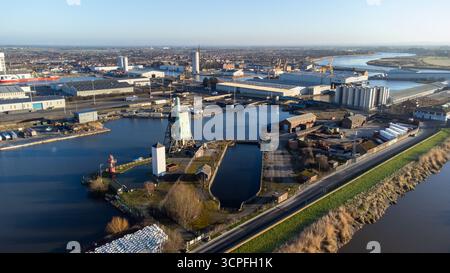 Aus der Vogelperspektive auf die Goole Docks an der Ouse mit Lagerhäusern und Industriegebäuden Stockfoto