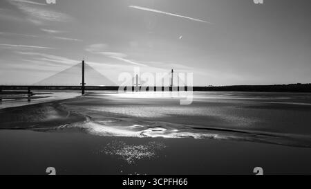 Aus der Vogelperspektive der Mersey Gateway Bridge über den Fluss Mersey in Schwarz-weiß Stockfoto
