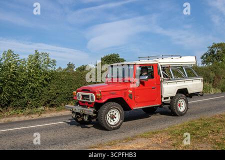 1977 70er Jahre Red FJ40 Toyota Land Cruiser Pickup Van Diesel 2360 ccm; Oldtimer in Congelton, Großbritannien Stockfoto
