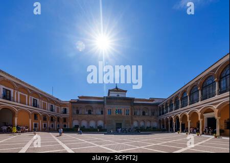 Sevilla, Spanien - 11. September 2025: Der Königspalast Alcazar in Sevilla. Stockfoto