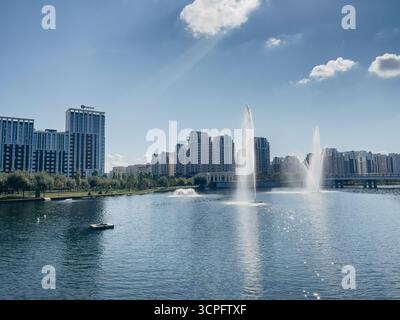 21. September 2025, Astana, Republik Kasachstan: Stadtlandschaft mit einem See mit Springbrunnen Stockfoto