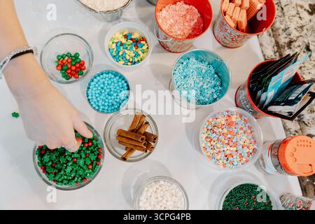 Bunte Auswahl an Zutaten für Weihnachtskekse Stockfoto