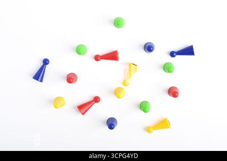 Bunte Brettspiel-Stücke isoliert auf weißem Hintergrund, Draufsicht Stockfoto