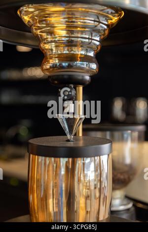 Cold Brew Coffee Tower aus Glas, vertikale Nahaufnahmen Stockfoto