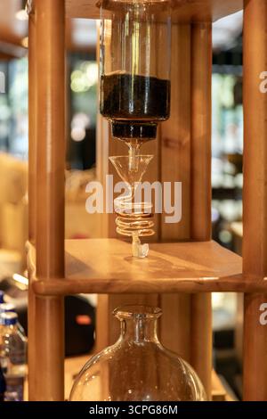 Cold Brew Coffee Tower Spule aus Glas, vertikale Nahaufnahmen Stockfoto