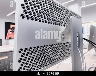 Poznan, Polen – 20. September 2025: Detailansicht der einzigartigen perforierten Rückseite des Pro Display XDR-Monitors mit fortschrittlicher thermischer Kühlung und erstklassiger P Stockfoto