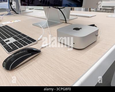 Poznan, Polen – 20. September 2025: Top-down-Ansicht eines schlanken Apple Mac Mini-Desktop-Setups mit magischer Tastatur und Maus für fortschrittliche digitale Anwendungen Stockfoto