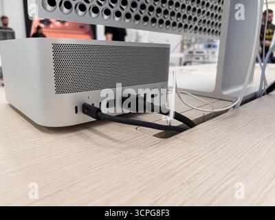 Poznan, Polen – 20. September 2025: Detaillierte Ansicht der Rückseite des Apple Mac Studio Computers mit mehreren wichtigen Kabeln, die an die Anschlüsse angeschlossen sind, CONT Stockfoto