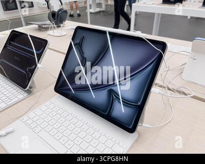 Posen, Polen – 20. September 2025: Apple iPad Air- und Pro-Modelle mit Tastaturen und Bleistiften zur praktischen Überprüfung in einem Technologiegeschäft Stockfoto