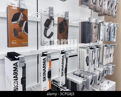 Poznan, Polen – 20. September 2025: In den ordentlich angeordneten Regalen des Geschäfts werden verschiedene Smartwatch-Riemen präsentiert, die eine individuelle Anpassung des Geräts und eine ästhetische Optik bieten Stockfoto